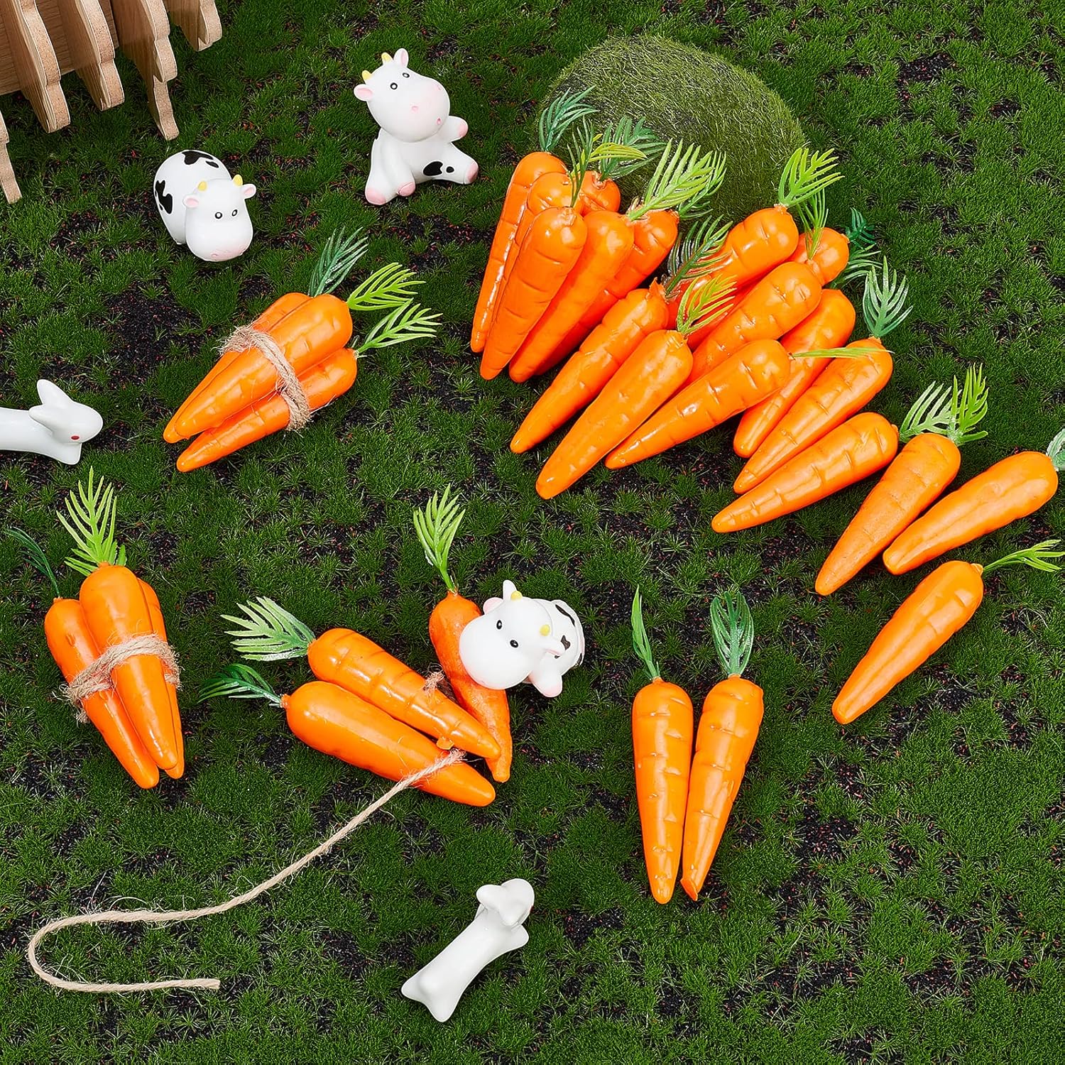 CHGCRAFT 30Pcs Mini Artificial Carrots Realistic Decor